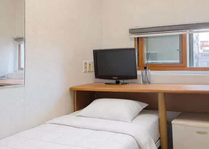 8near Gimpo Airport, Single Room, 20 Minutes To Hongdae, Goshiwon, Guest Room, Shared Bathroom * Seoul