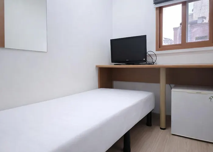 8near Gimpo Airport, Single Room, 20 Minutes To Hongdae, Goshiwon, Guest Room, Shared Bathroom Apartment Seoul